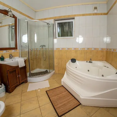 לינה וארוחת בוקר Villamerica 3*