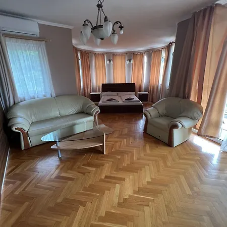 לינה וארוחת בוקר Villamerica 3*